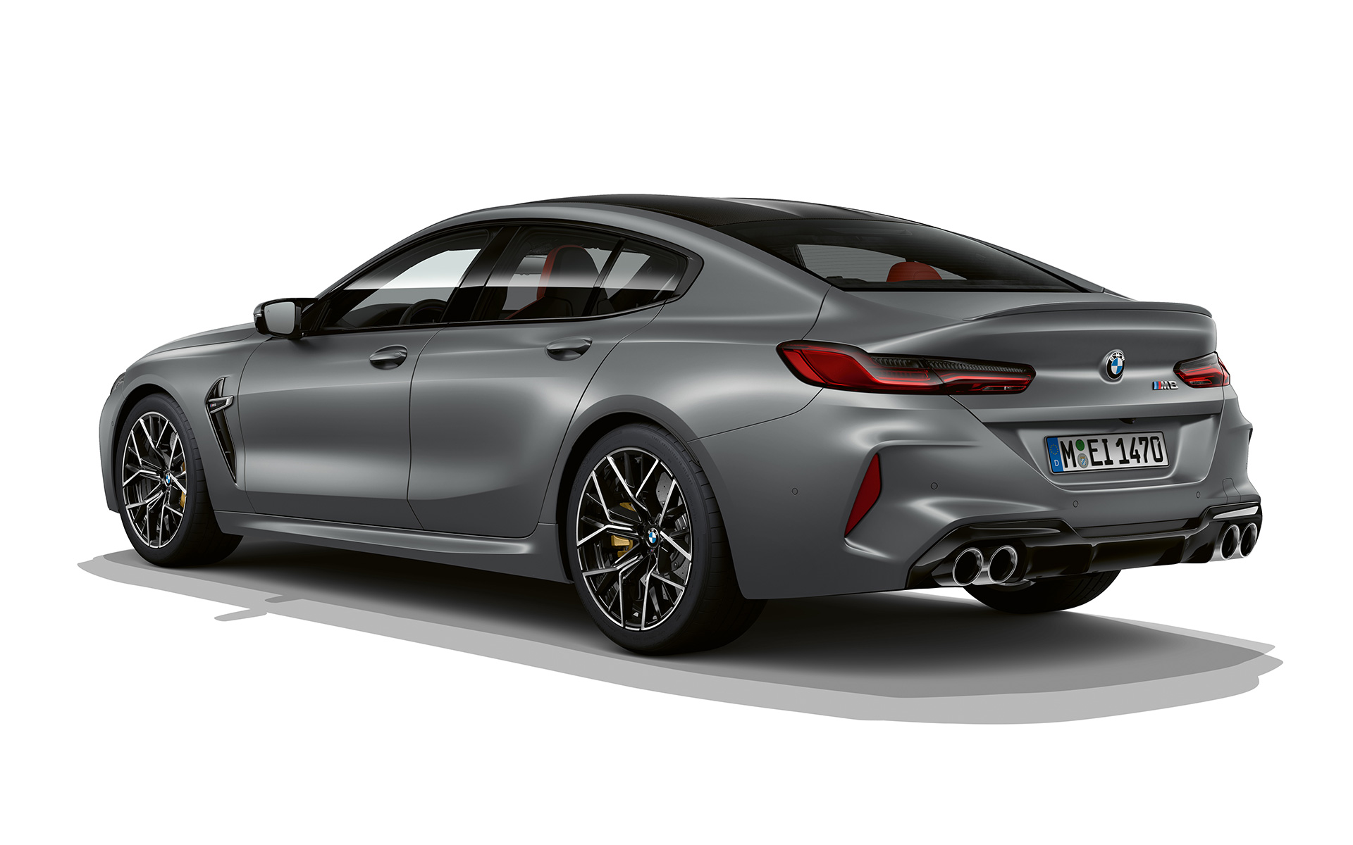 Driekwart achteraanzicht BMW M8 Gran Coupé F93 LCI facelift 2022 BMW M8 Gran Coupé F93 LCI facelift 2022 BMW Individual Frozen Pure Grey metallic driekwart achteraanzicht