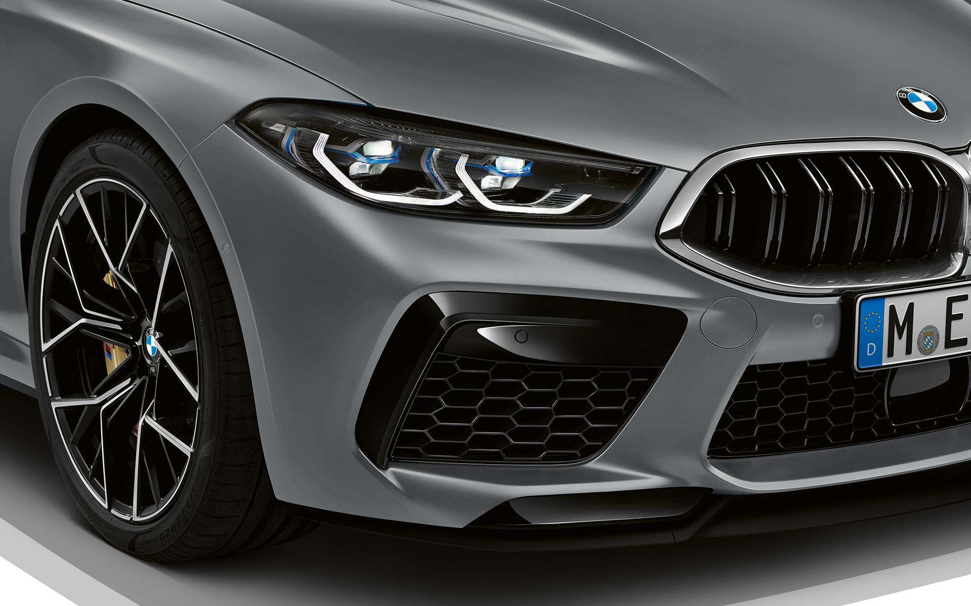 M voorschort BMW M8 Gran Coupé F93 LCI facelift 2022 BMW M8 Gran Coupé F93 LCI facelift 2022 BMW Individual Frozen Pure Grey metallic M voorschort close-up