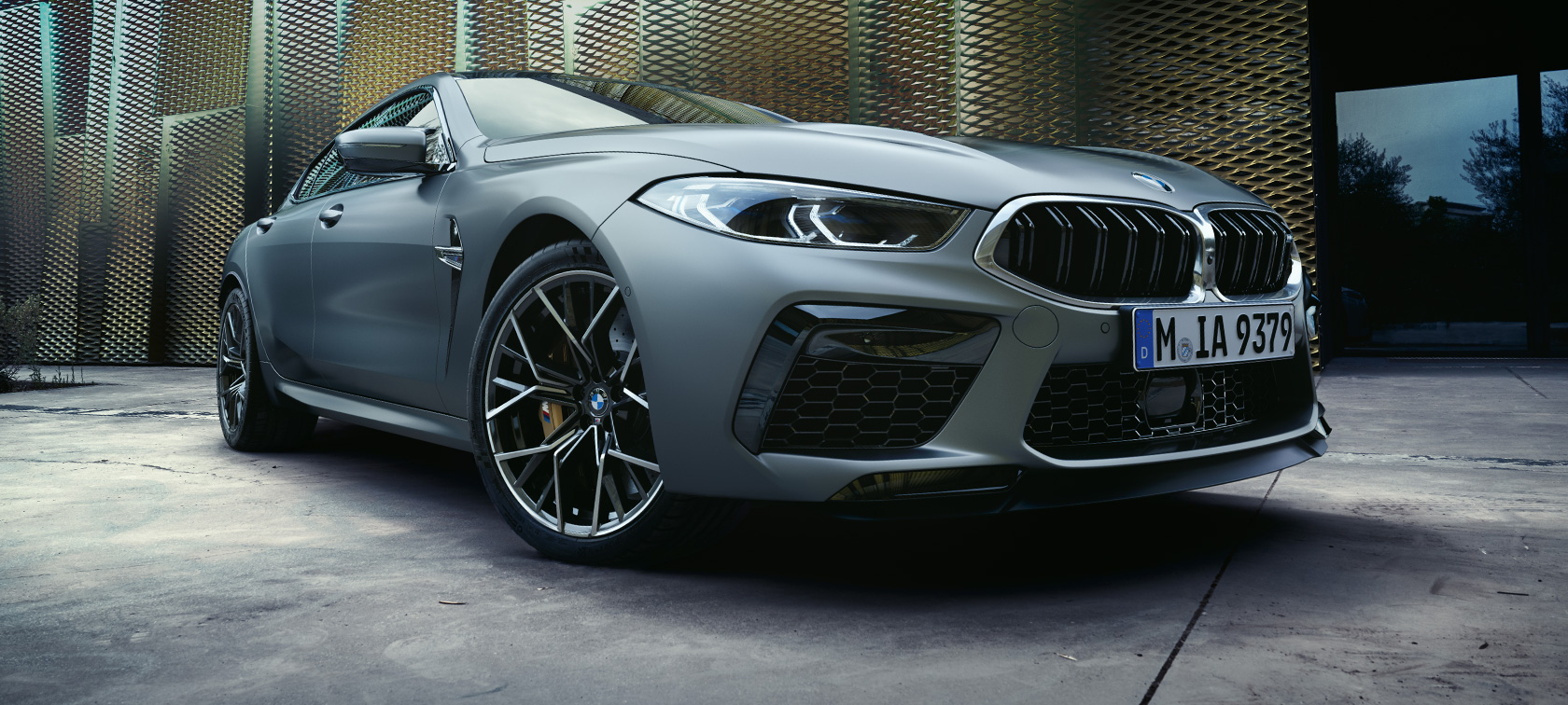 Driekwart vooraanzicht BMW M8 Gran Coupé F93 LCI facelift 2022 BMW M8 Gran Coupé F93 LCI facelift 2022 BMW Individual Frozen Pure Grey metallic driekwart vooraanzicht kikvorsperspectief