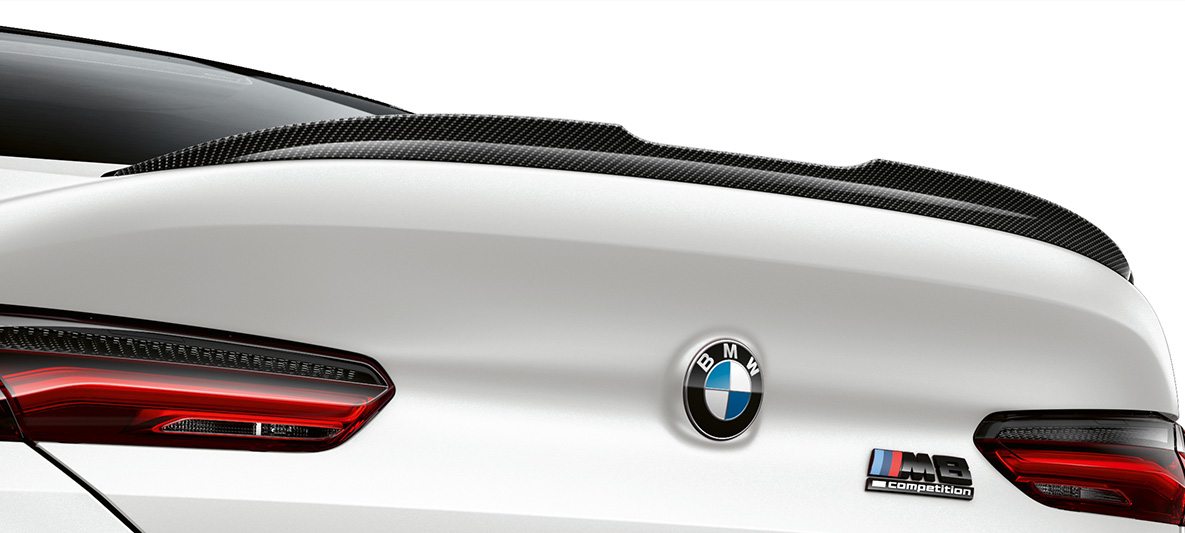 Achterspoiler carbon M Carbon exterieurpakket BMW M8 Competition Gran Coupé F93 LCI facelift 2022 BMW M8 Competition Gran Coupé F93 LCI facelift 2022 BMW Individual Frozen Brilliant White metallic M Carbon exterieurpakket achterspoiler carbon close-up