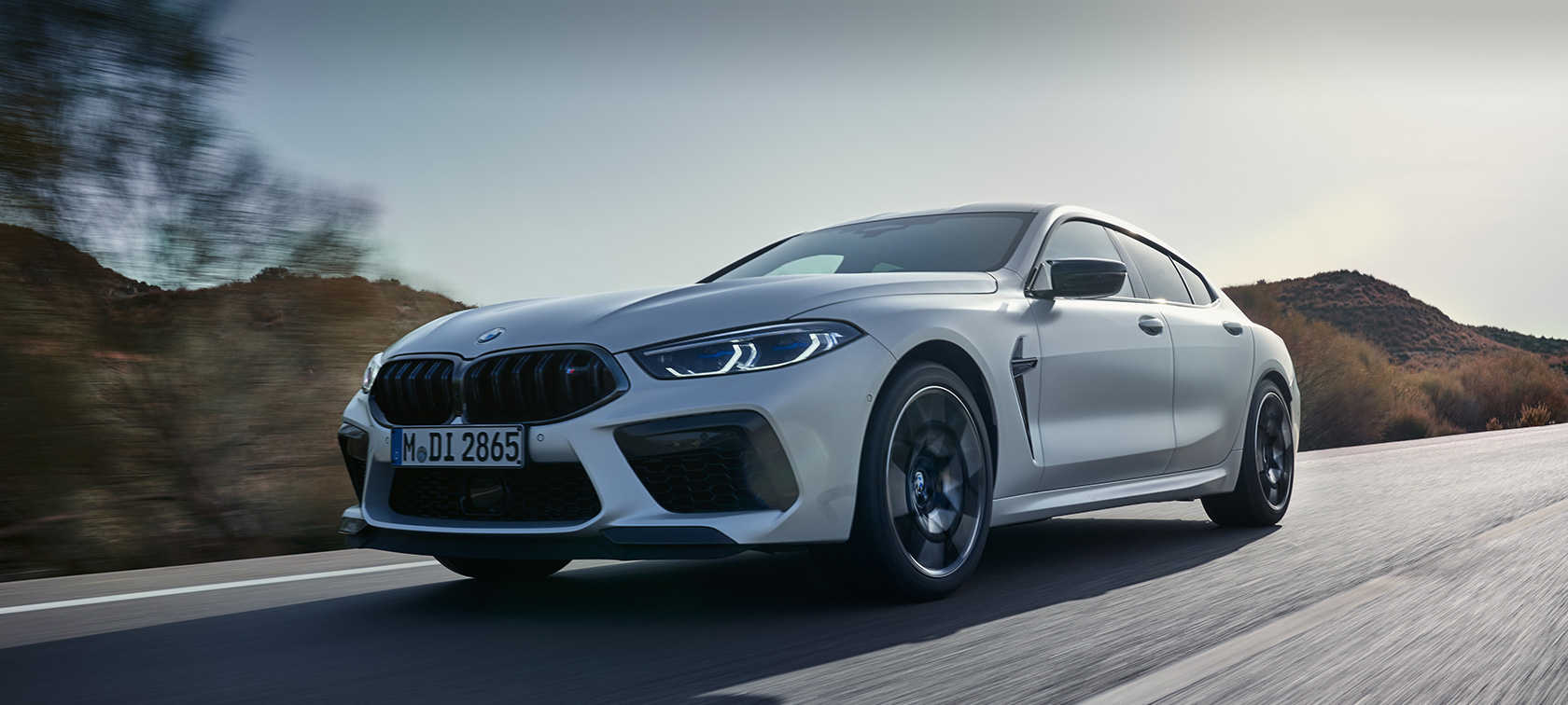 BMW M8 Competition Gran Coupé F93 LCI facelift 2022 BMW Individual Frozen Brilliant White metallic driekwart vooraanzicht rijdend