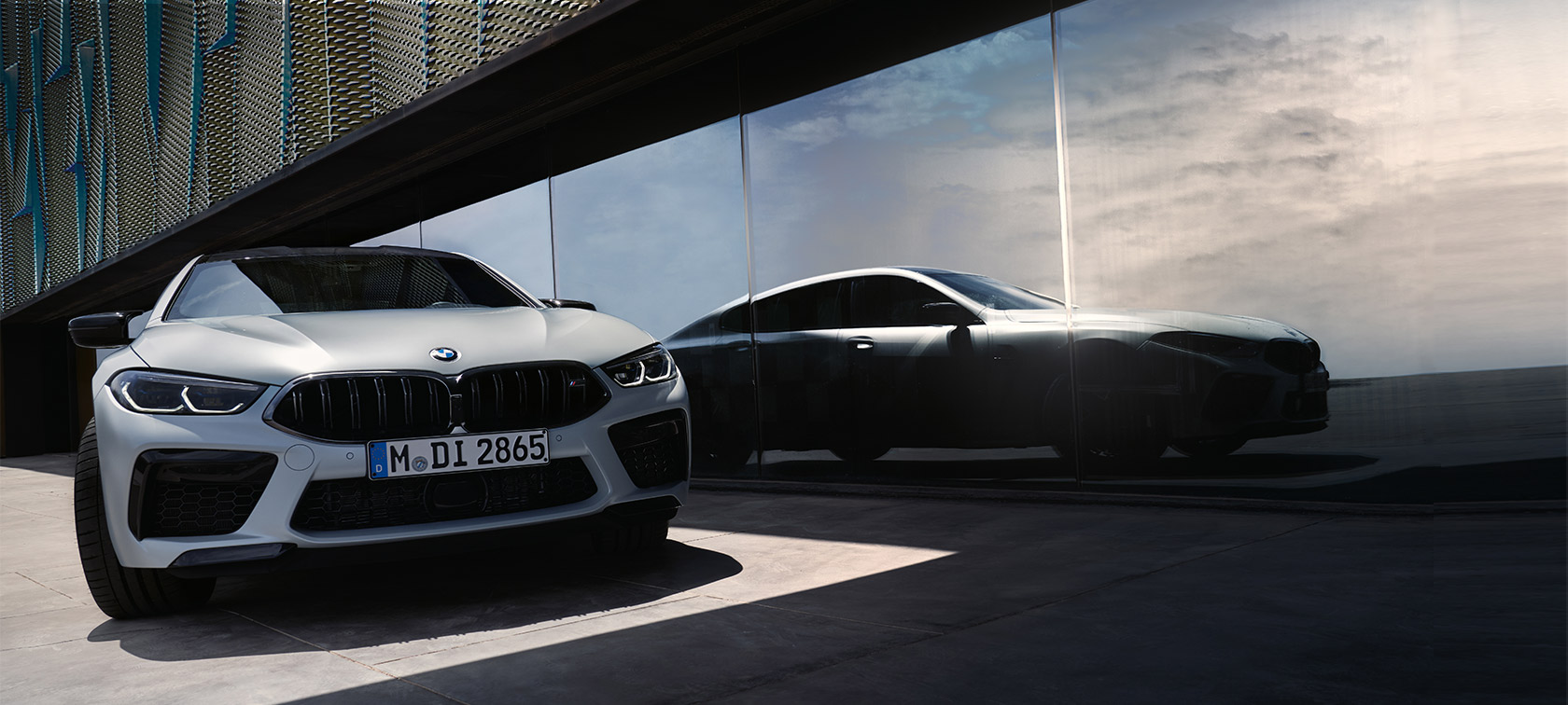 Vooraanzicht BMW M8 Competition Gran Coupé F93 LCI facelift 2022 BMW M8 Competition Gran Coupé F93 LCI facelift 2022 BMW Individual BMW Individual Frozen Brilliant White metallic vooraanzicht met weerspiegeling van het silhouet aan het vensterfront