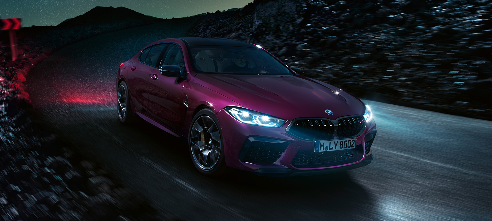 BMW M8 Competition Gran Coupé, vue de trois quarts face F93. Vue frontale de trois quarts de la BMW M8 Competition Gran Coupé F93 2020 en BMW Individual Ametrin metallic, de nuit
