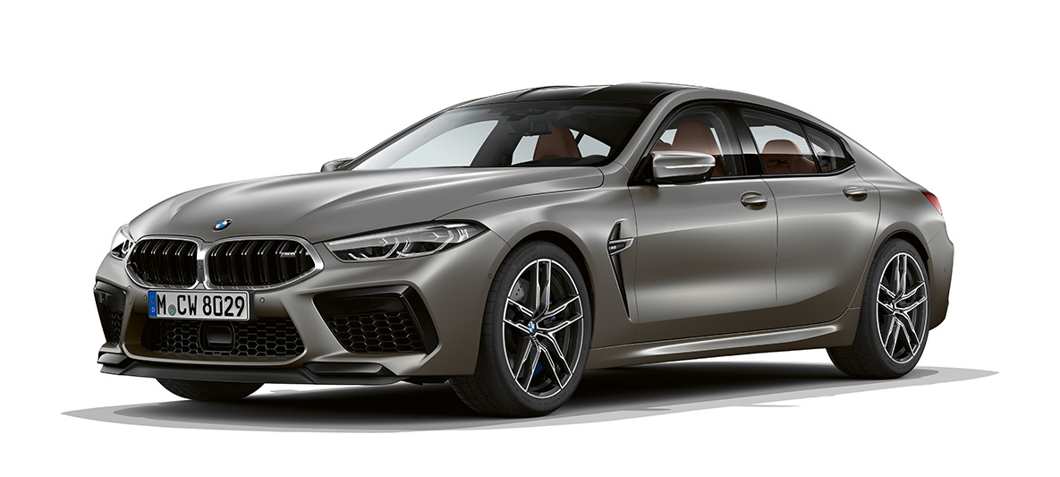 BMW M8 Gran Coupé, vue de trois quarts de profil F93 Vue latérale de trois quarts de la BMW M8 Gran Coupé F93 2020 en BMW Individual Frozen Dark Silver