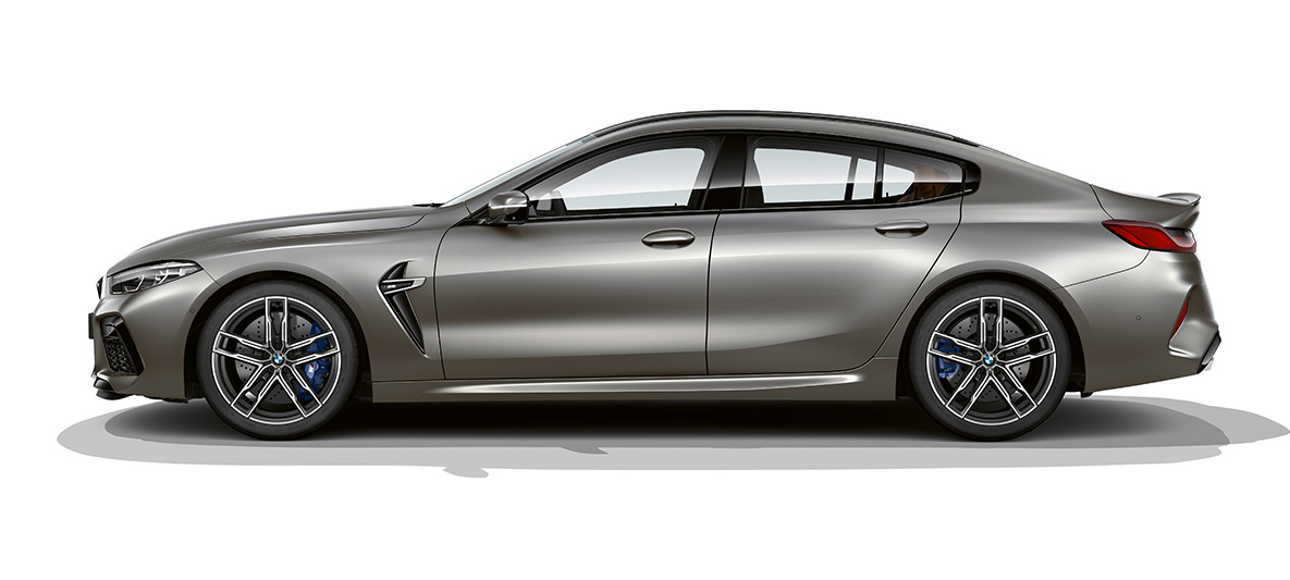 BMW M8 Gran Coupé, vue de profil F93 Vue latérale de la BMW M8 Gran Coupé F93 2020 BMW Individual Frozen Dark Silver