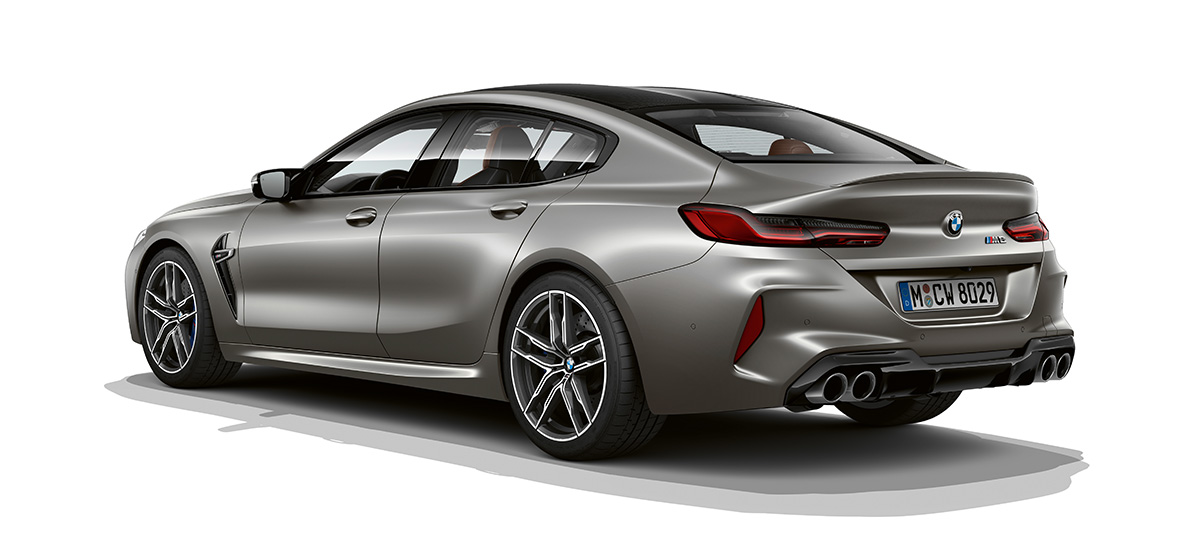 BMW M8 Gran Coupé, vue de trois quarts arrière F93 Vue arrière de trois quarts de la BMW M8 Gran Coupé F93 2020 en BMW Individual Frozen Dark Silver