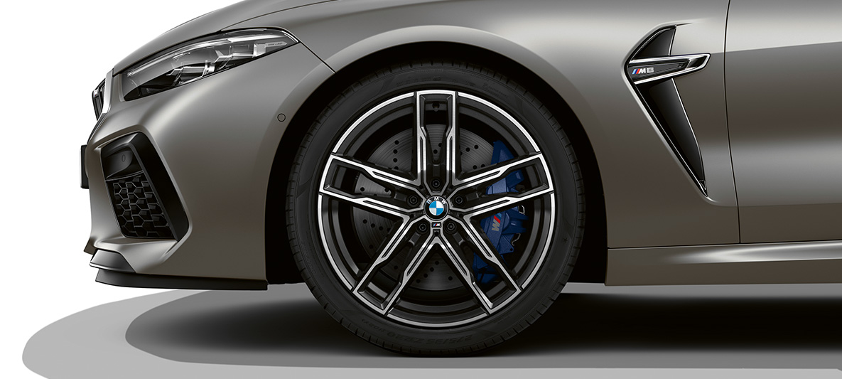 Jantes BMW M en alliage léger, BMW M8 Gran Coupé F93 Vue latérale des jantes BMW M en alliage léger de la BMW M8 Gran Coupé F93 2020 en BMW Individual Frozen Dark Silver