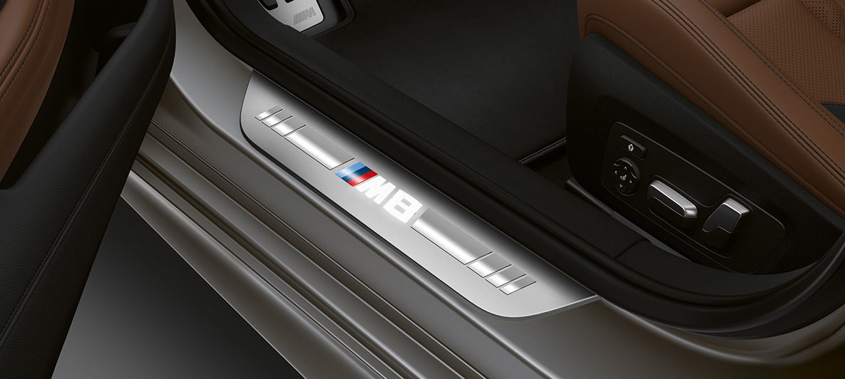 Seuils de portes, BMW M8 Gran Coupé F93 Seuils de porte avec inscription M8 de la BMW M8 Gran Coupé F93 2020, habitacle