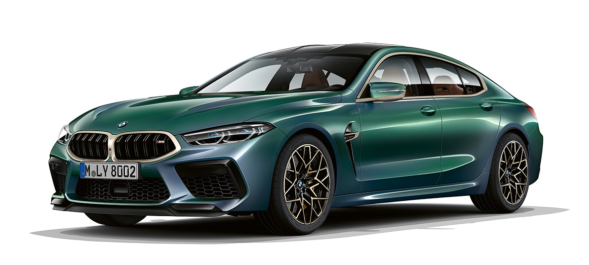 Vue de trois quarts face de la BMW M8 Gran Coupé First Edition F93 Vue frontale de trois quarts de la BMW M8 Gran Coupé First Edition F93 2020 en BMW Individual Aurora Diamond Green metallic