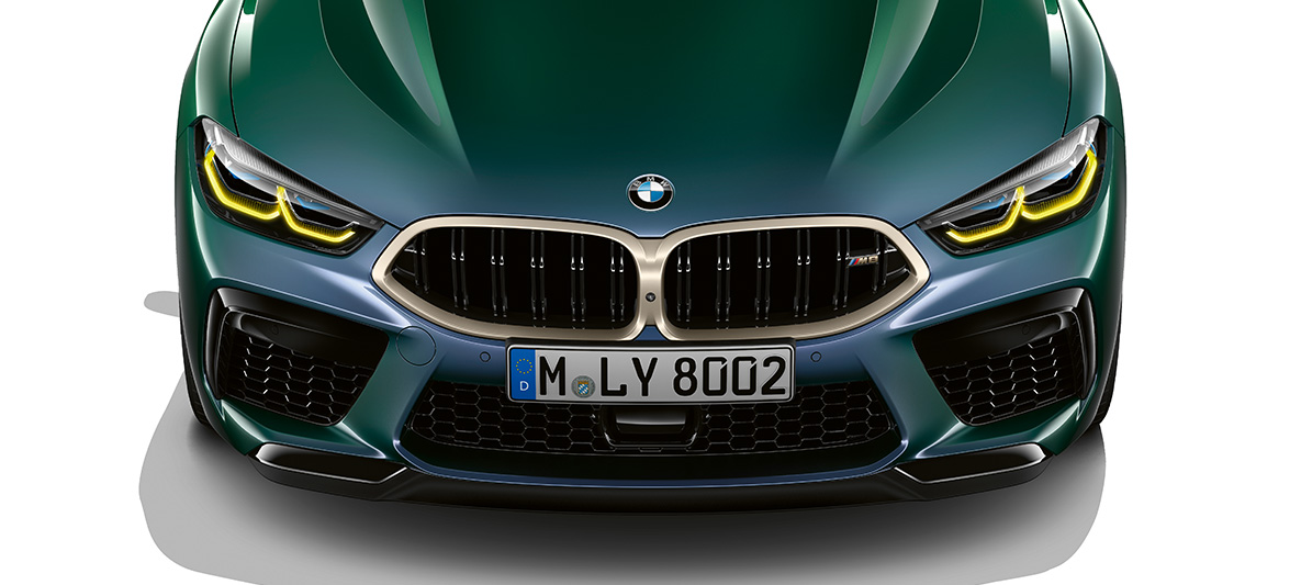 Vue avant de la BMW M8 Gran Coupé First Edition F93 Vue frontale de la BMW M8 Gran Coupé First Edition F93 2020 en BMW Individual Aurora Diamond Green metallic