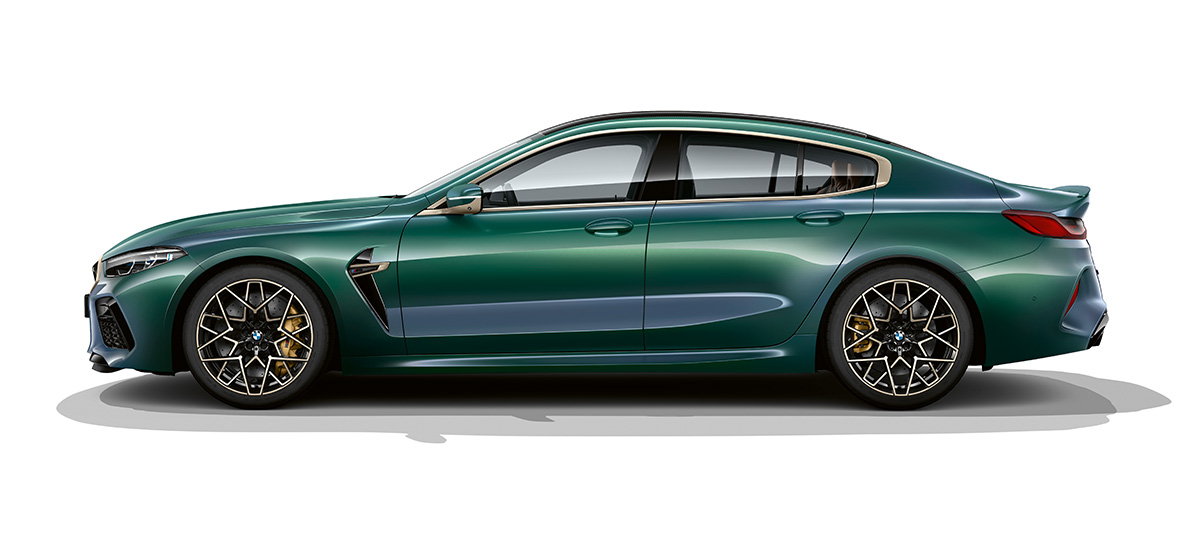 Vue de profil de la BMW M8 Gran Coupé First Edition F93 Vue latérale de la BMW M8 Gran Coupé First Edition F93 2020 en BMW Individual Aurora Diamond Green metallic