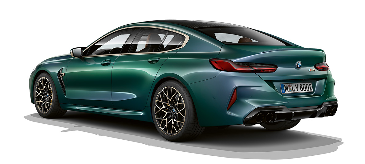 Vue de trois quarts arrière de la BMW M8 Gran Coupé First Edition F93 Vue arrière de trois quarts de la BMW M8 Gran Coupé First Edition F93 2020 en BMW Individual Aurora Diamond Green metallic