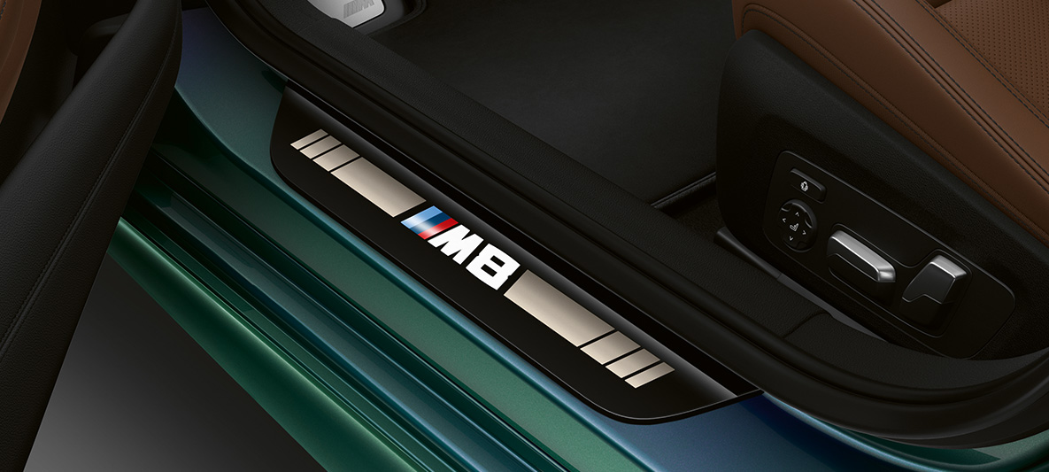Seuils de porte de la BMW M8 Gran Coupé First Edition F93 Seuils de porte avec inscription M8 de la BMW M8 Gran Coupé First Edition F93 2020 en BMW Individual Aurora Diamond Green metallic, habitacle