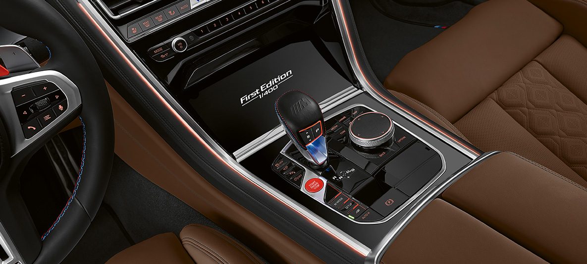 Inscription « First Edition » sur la BMW M8 Gran Coupé First Edition F93 Inscription « First Edition » sur la BMW M8 Gran Coupé First Edition F93 2020 en BMW Individual Aurora Diamond Green metallic, habitacle