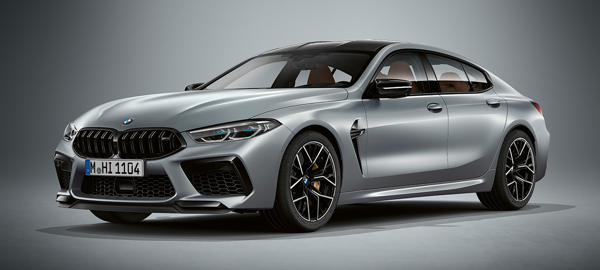 BMW M8 Competition Gran Coupé en BMW Individual Frozen Bluestone metallic F93 Vue frontale de trois quarts de la BMW M8 Competition Gran Coupé F93 2020 en BMW Individual Frozen Bluestone metallic