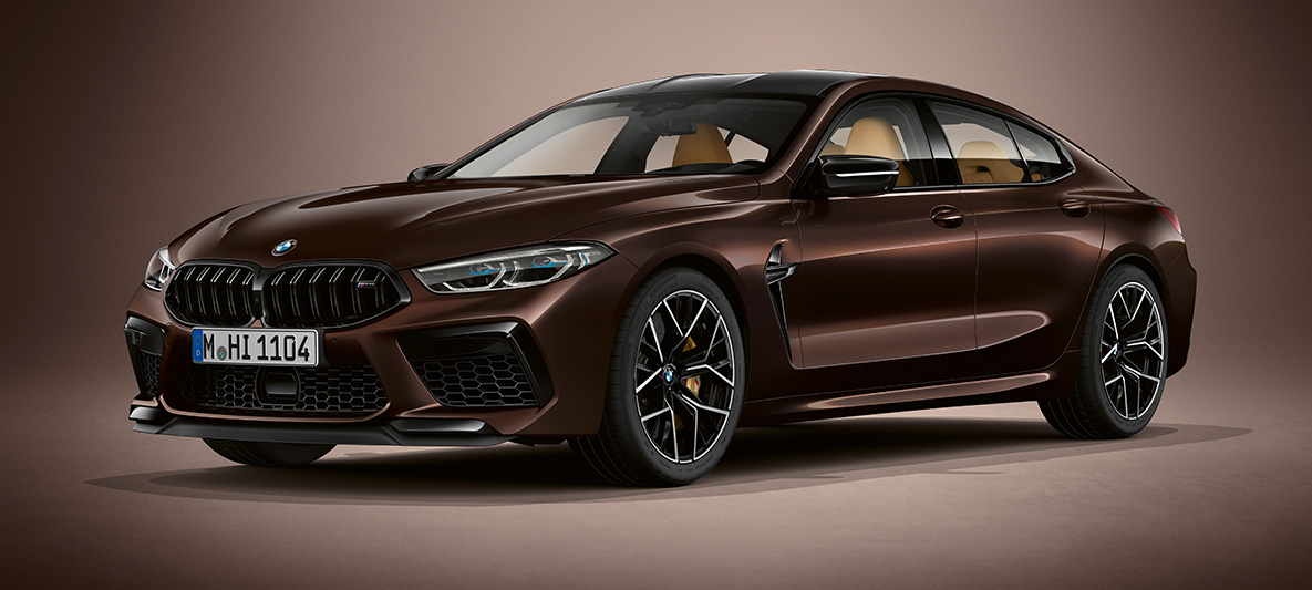 BMW M8 Competition Gran Coupé en BMW Individual Almandinbraun metallic F93 Vue frontale de trois quarts de la BMW M8 Competition Gran Coupé F93 2020 en BMW Individual Almandinbraun metallic