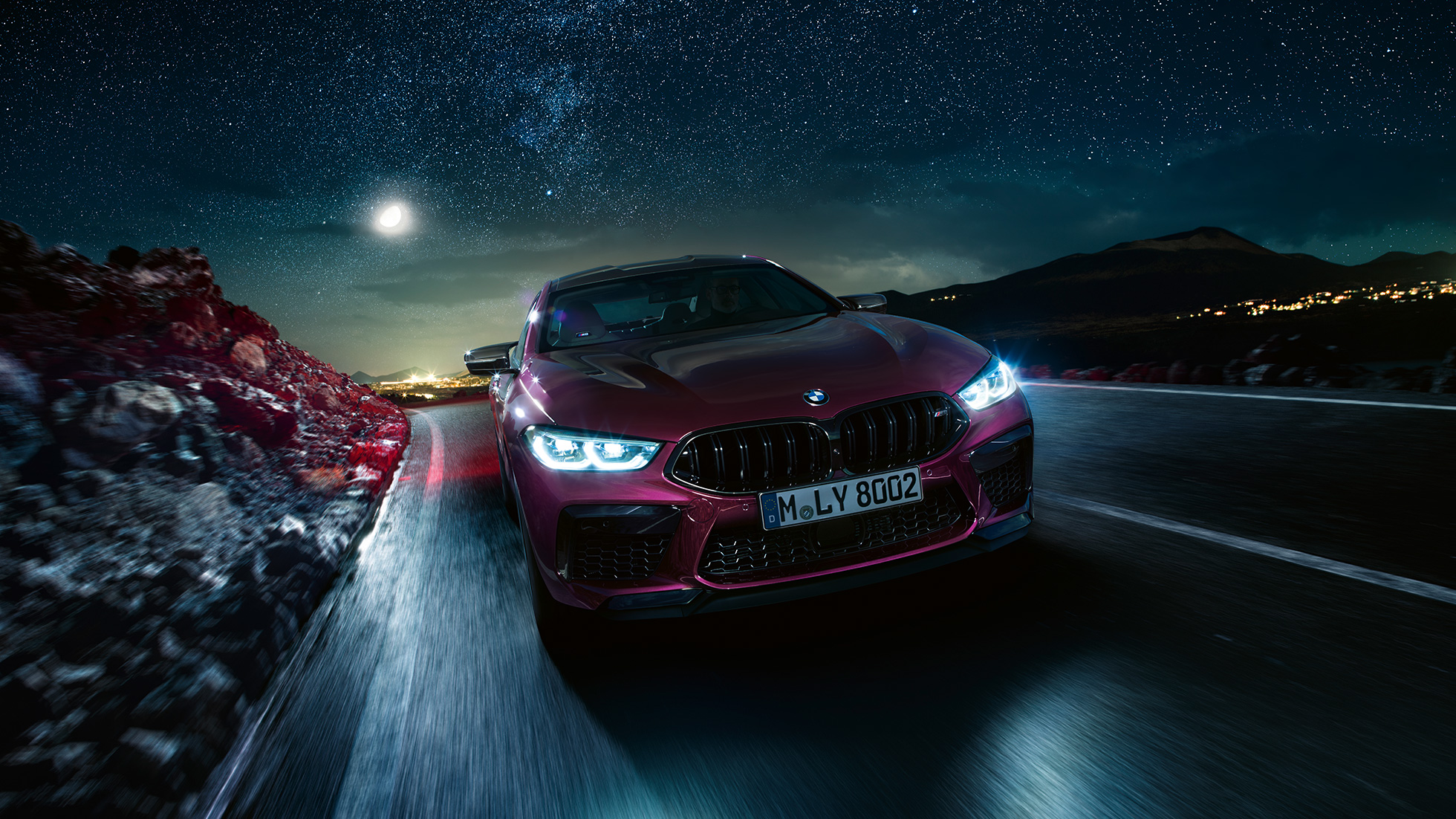 BMW M8 Competition Gran Coupé vooraanzicht in beweging BMW M8 Competition Gran Coupé F93 2020 BMW Individual Ametrin metallic vooraanzicht in beweging