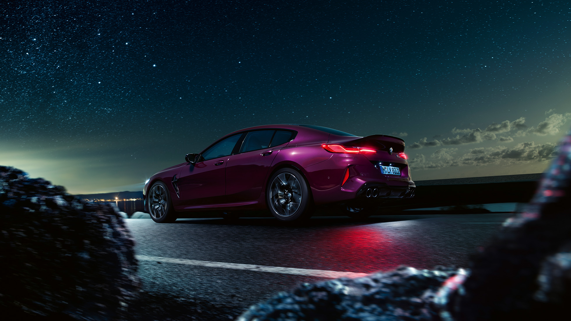 BMW M8 Competition Gran Coupé driekwart achteraanzicht kikvorsperspectief BMW M8 Competition Gran Coupé F93 2020 BMW Individual Ametrin metallic driekwart achteraanzicht kikvorsperspectief