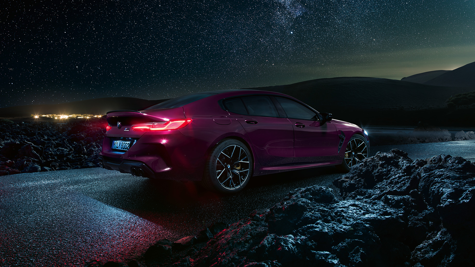 BMW M8 Competition Gran Coupé driekwart zijaanzicht van achter BMW M8 Competition Gran Coupé F93 2020 BMW Individual Ametrin metallic driekwart zijaanzicht van achter