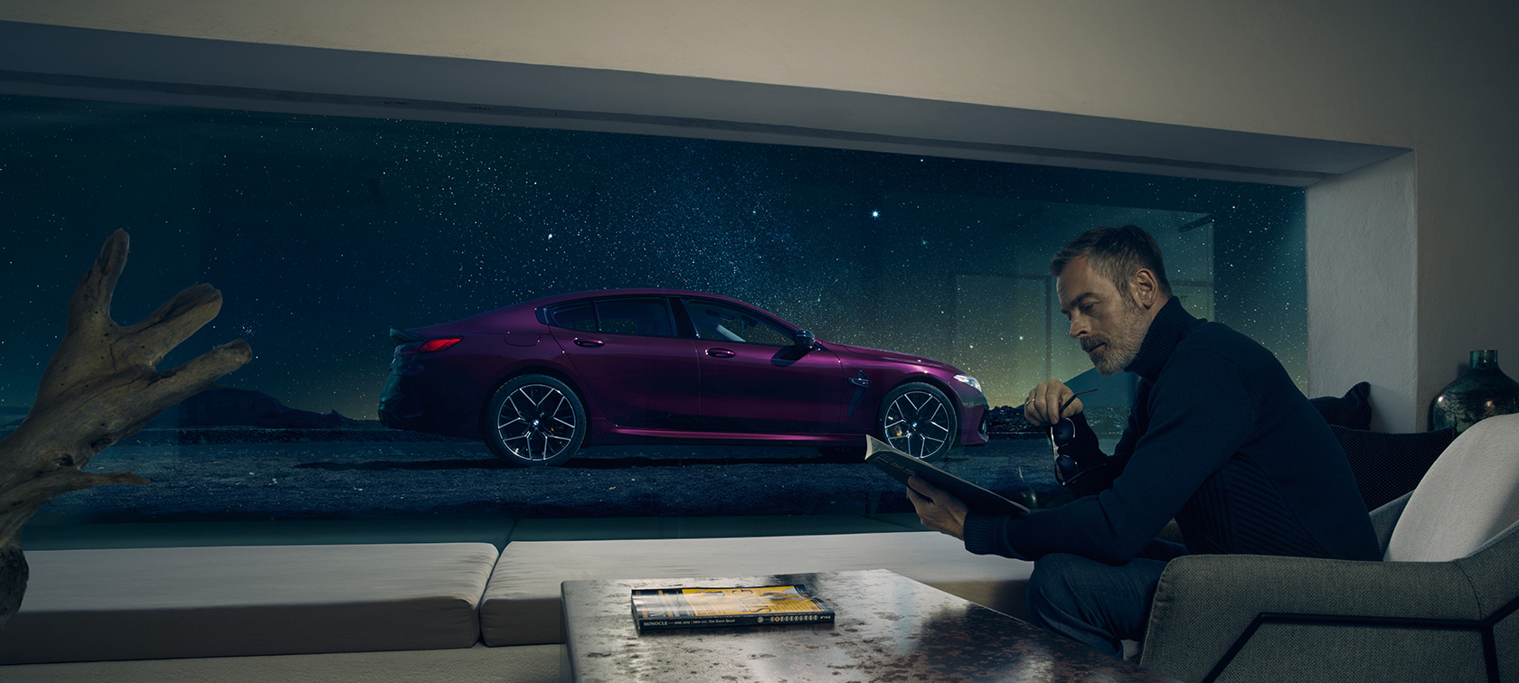 Vue latérale de la BMW M8 Competition Gran Coupé, à travers une vitre F93 Vue latérale de la BMW M8 Competition Gran Coupé F93 2020 en BMW Individual Ametrin metallic, à travers une vitre