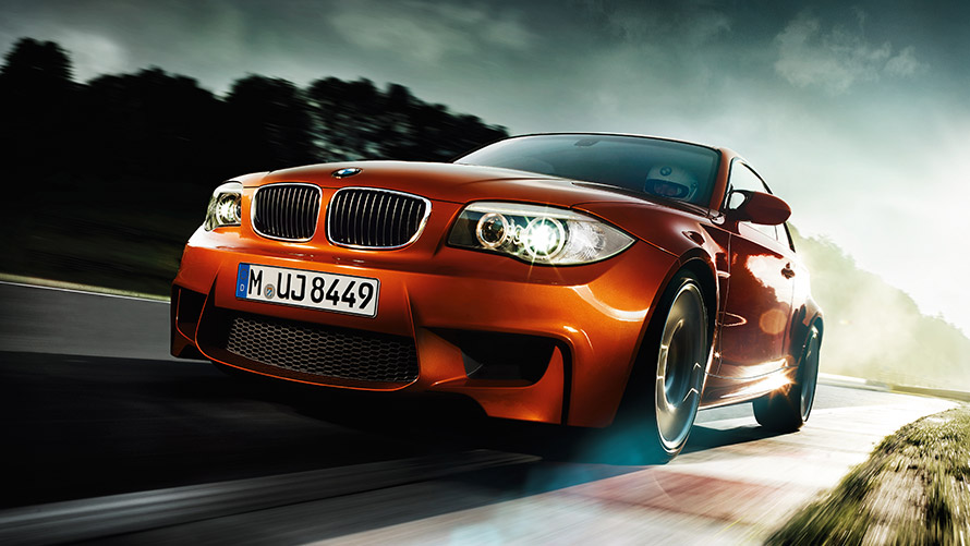 BMW Série 1 M Coupé E82, vue de trois quarts avant en mouvement sur la route BMW Modèles M BMW Série 1 M Coupé E82, vue de trois quarts avant en mouvement sur la route