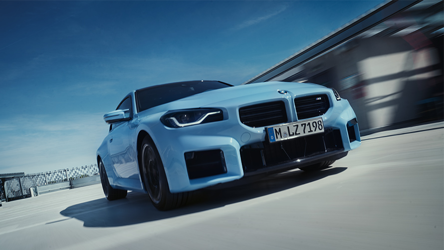BMW M2 G87 vue de face en mouvement sur la route Modèles BMW M BMW M2 G87, vue de face en mouvement sur la route