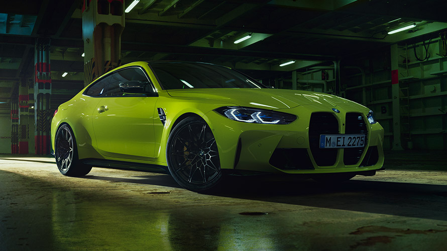 BMW M4 G82, vue de trois quarts de profil à l’arrêt BMW M4 G82, vue de trois quarts de profil à l’arrêt