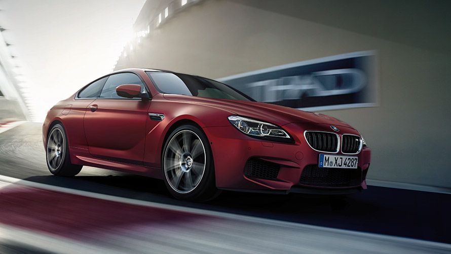BMW M6 F13, vue de trois quarts de profil en mouvement sur la route BMW Modèle M BMW M6 F13, vue de trois quarts de profil en mouvement sur la route