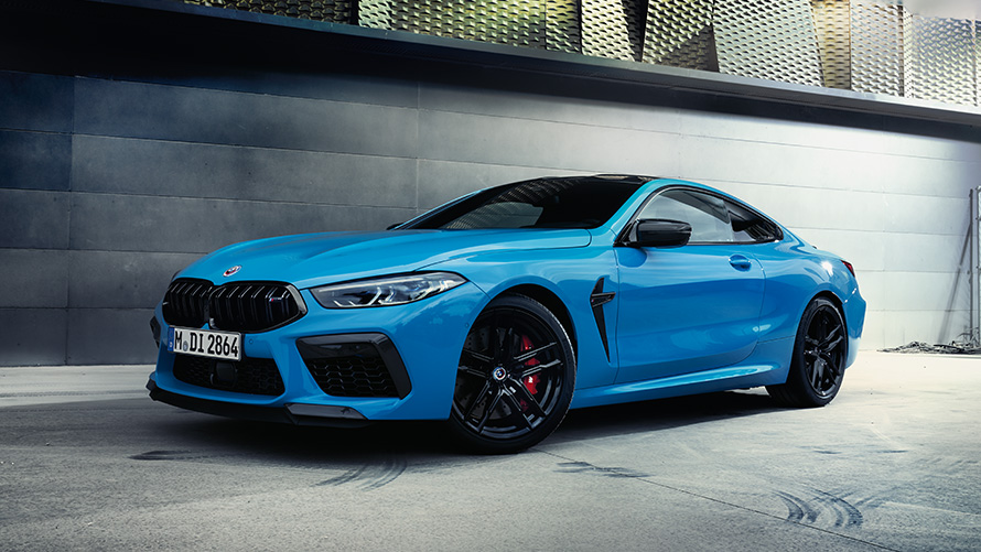 BMW M8 F92 vue de trois quarts arrière à l’arrêt avec modèle BMW M8 F92 vue de trois quarts arrière à l’arrêt avec modèle