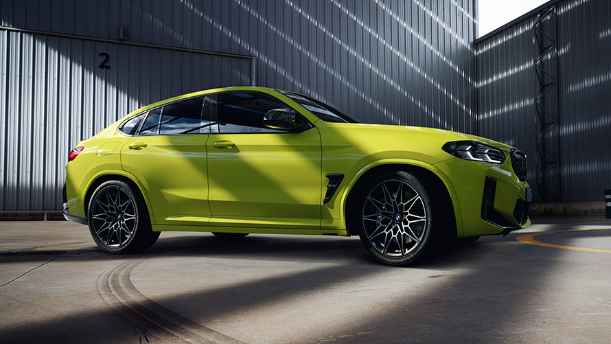 BMW X4 M F98, vue de profil à l’arrêt BMW X4 M F98, vue de profil à l’arrêt