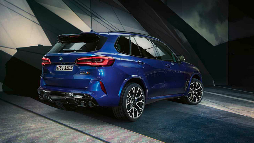 BMW X5 M F95, vue de trois quarts arrière à l’arrêt BMW X5 M F95, vue de trois quarts arrière à l’arrêt