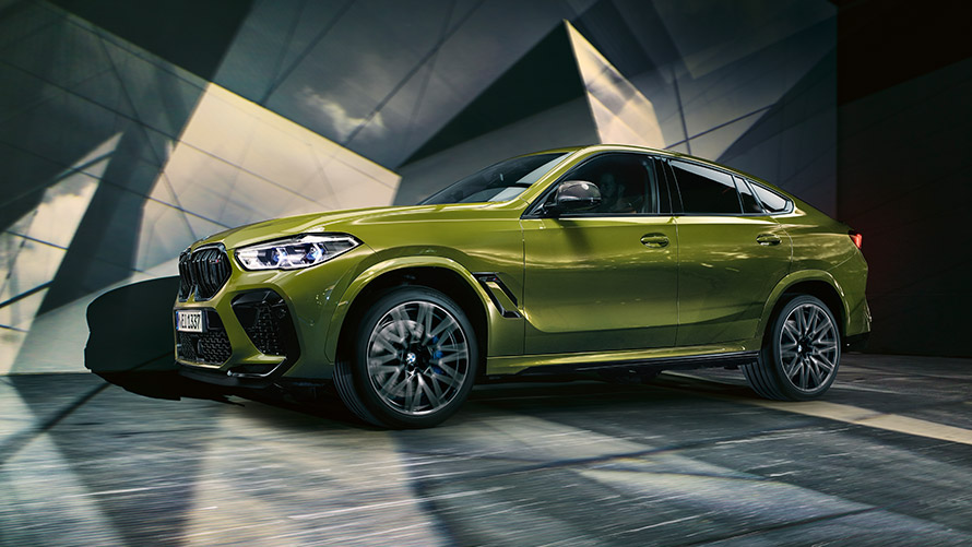 BMW X6 M F96, vue de trois quarts de profil à l’arrêt BMW X6 M F96, vue de trois quarts de profil à l’arrêt