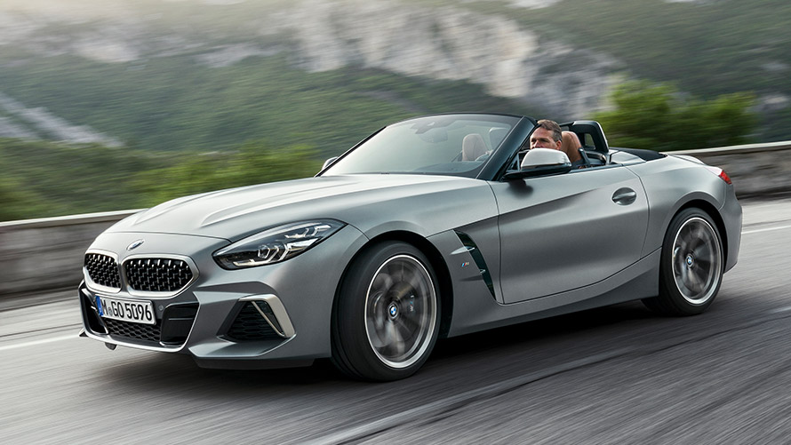 BMW Z4 M G29 driekwart zijaanzicht rijdend op de weg BMW M modellen BMW Z4 M G29 driekwart zijaanzicht rijdend op de weg