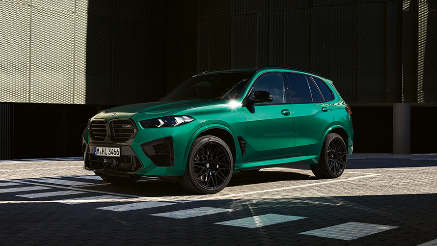 BMW X5 M F95, vue de trois quarts arrière à l’arrêt BMW X5 M F95, vue de trois quarts arrière à l’arrêt