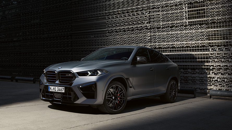BMW X6 M F96 driekwart zijaanzicht stilstaand BMW M modellen BMW X6 M F96 driekwart zijaanzicht stilstaand