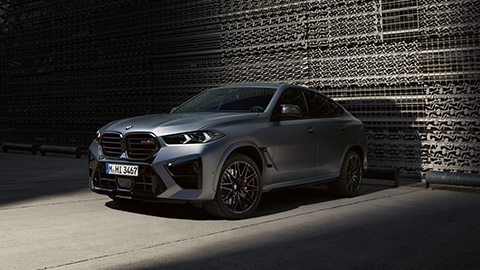 BMW X6 M F96, vue de trois quarts de profil à l’arrêt BMW X6 M F96, vue de trois quarts de profil à l’arrêt