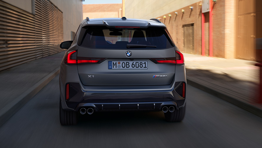 BMW X1 M35i xDrive BMW X1 M35i xDrive achteraanzicht rijdend