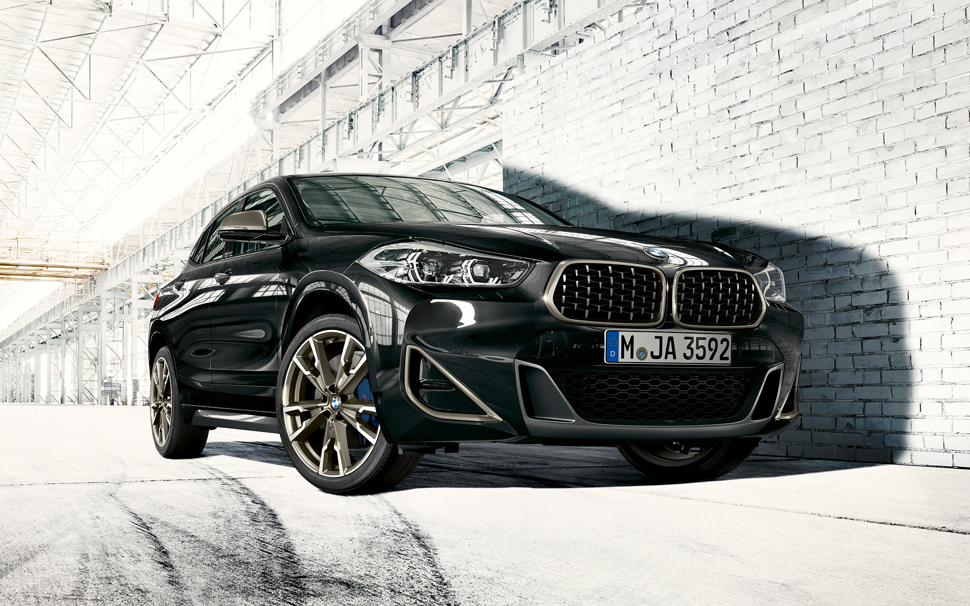 Dubbele BMW nieren BMW X2 M35i (F39) Saphirschwarz metallic driekwart vooraanzicht stilstaand