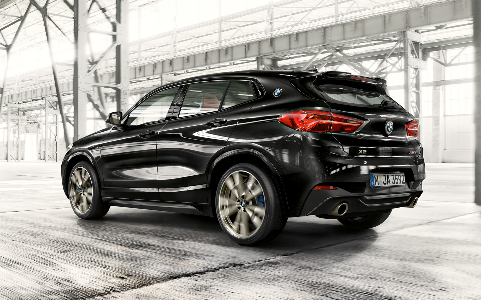 M achterspoiler BMW X2 M35i (F39) Saphirschwarz metallic driekwart achteraanzicht rijdend