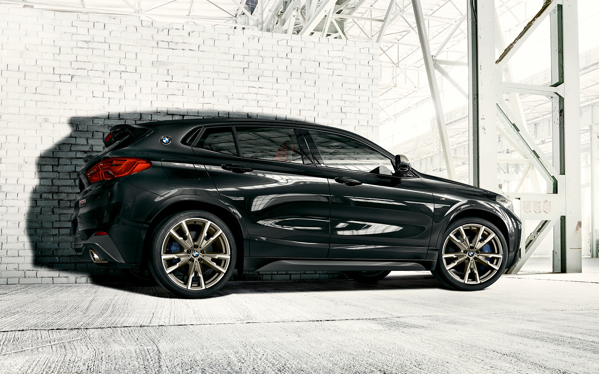 M lichtmetalen velgen BMW X2 M35i (F39) Saphirschwarz metallic zijaanzicht stilstaand