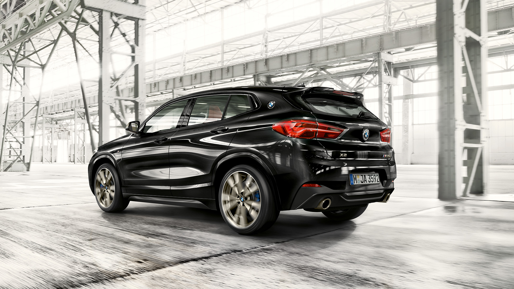 Rijdynamiek BMW X2 M35i SUV Rijdynamiek BMW X2 M35i SUV Saphirschwarz metallic F39 2018 driekwart achteraanzicht