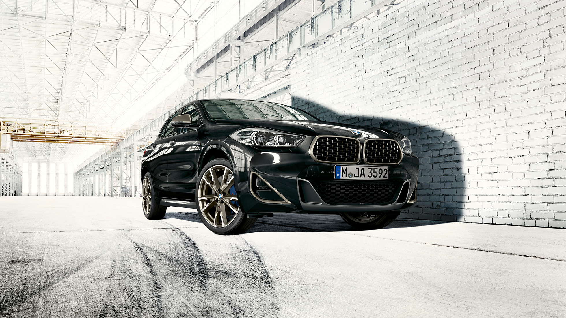 Dubbele nieren BMW X2 M35i SUV Dubbele BMW nieren BMW X2 M35i SUV Saphirschwarz metallic F39 driekwart vooraanzicht