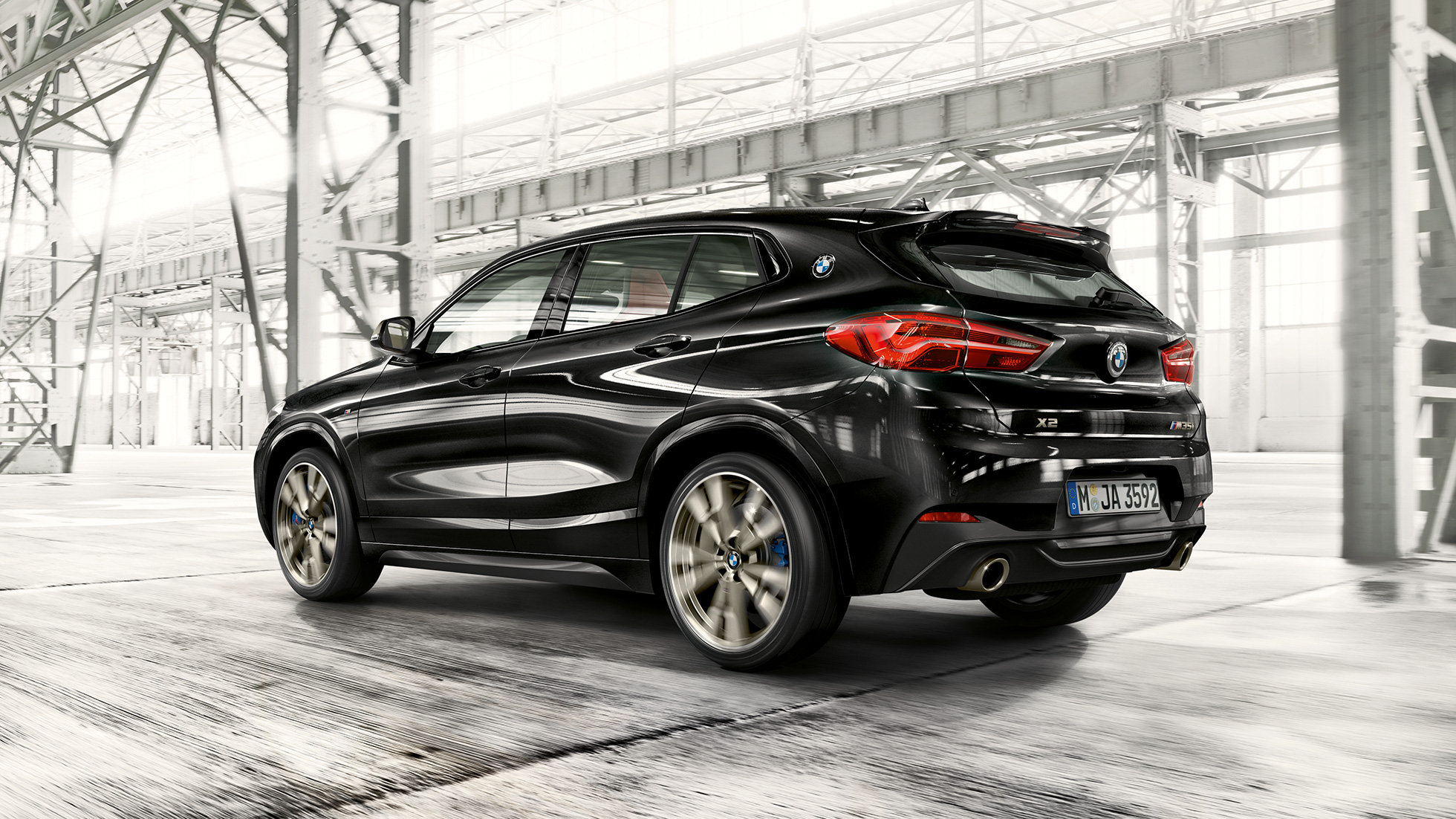 M achterspoiler BMW X2 M35i SUV M achterspoiler BMW X2 M35i SUV Saphirschwarz metallic F39 driekwart achteraanzicht