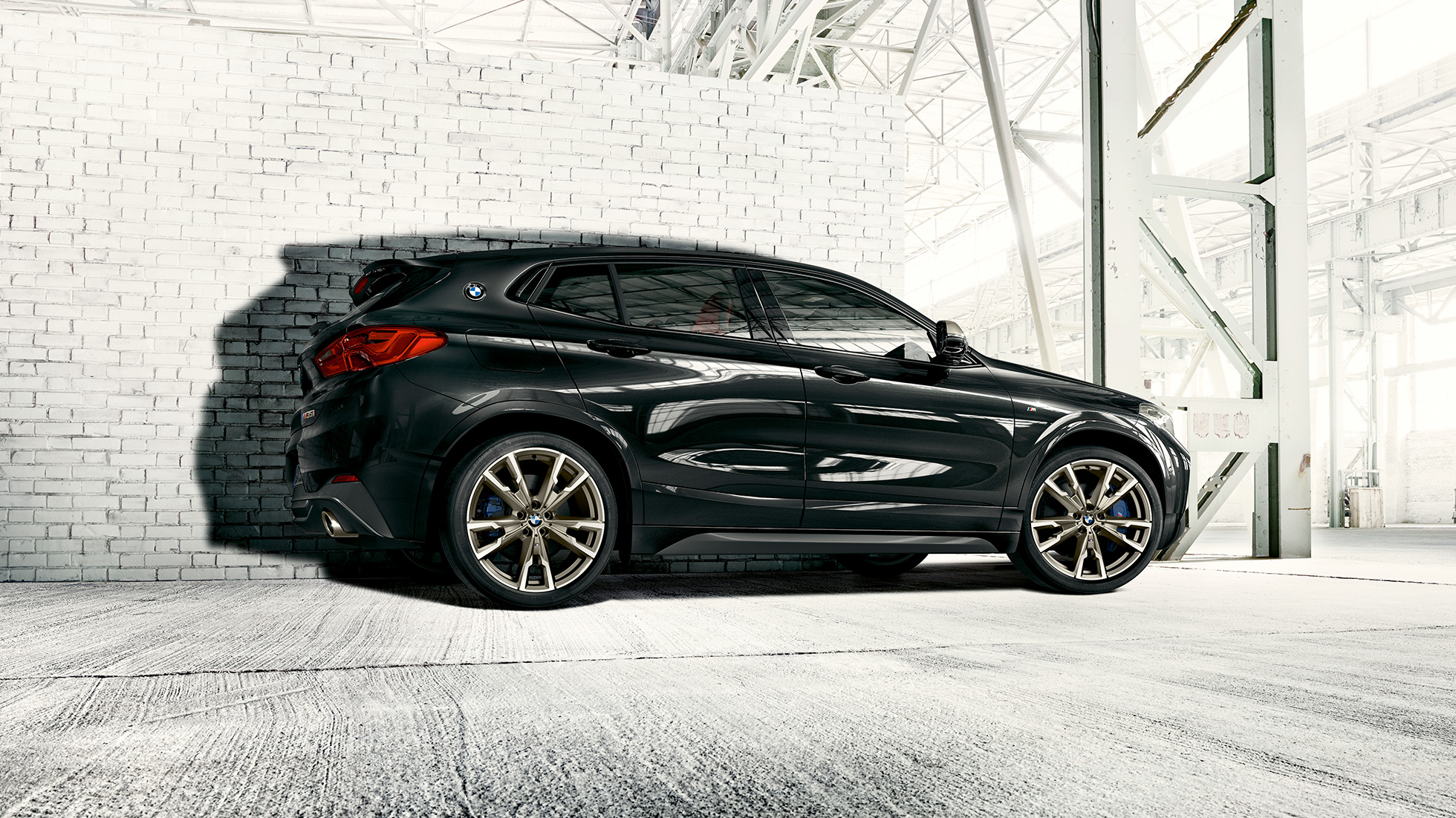 M lichtmetalen velgen BMW X2 M35i SUV M lichtmetalen velgen BMW X2 M35i SUV Saphirschwarz metallic F39 zijaanzicht