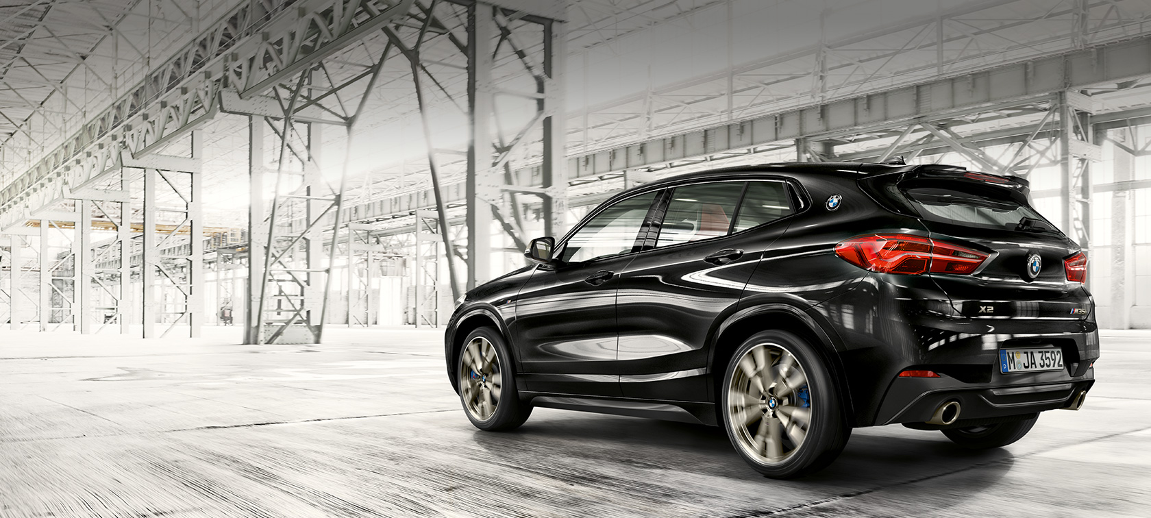 Driekwart achteraanzicht BMW X2 M35i SUV BMW X2 M35i SUV Saphirschwarz metallic F39 driekwart achteraanzicht