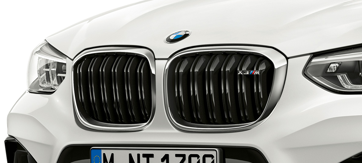 BMW X3 M, M nieren F97. BMW X3 M in Alpinweiß, exterieur, voorkant, M nieren met chroomhighlights en modelbenaming F97.