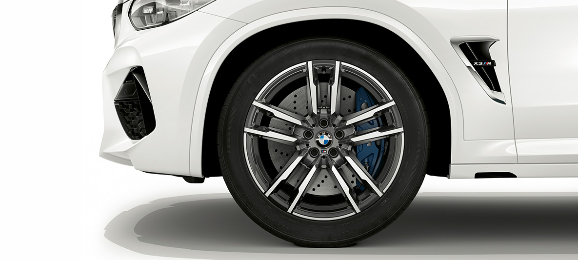 BMW X3 M, BMW M 20" lichtmetalen velgen in Orbitgrau F97. BMW X3 M in Alpinweiß, exterieur, BMW M 20" lichtmetalen velgen in Orbitgrau F97.
