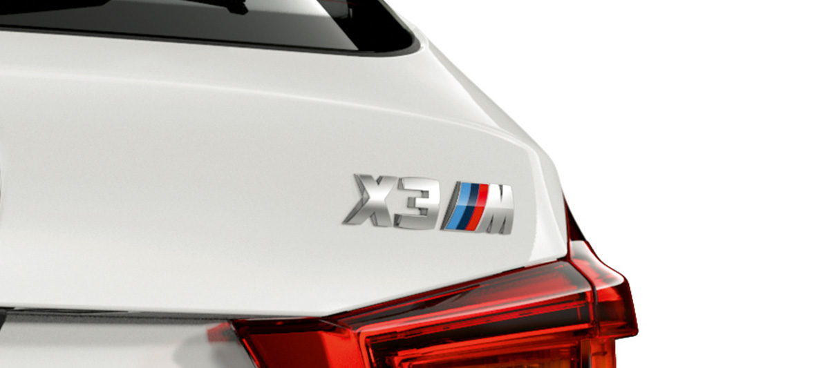 BMW X3 M, modelbenaming F97. BMW X3 M in Alpinweiß, exterieur, achterkant met modelbenaming F97.