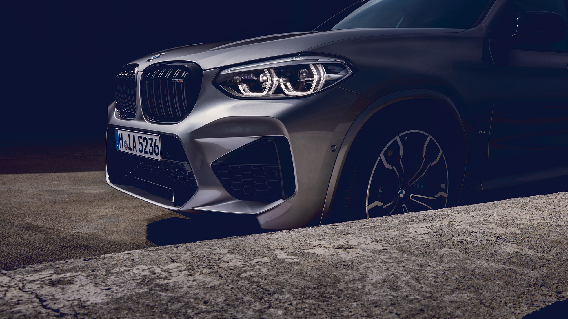 BMW X3 M Competition, vue de profil avant F97. Extérieur de la BMW X3 M Competition en Donington Grau metallic, vue de profil avant F97.