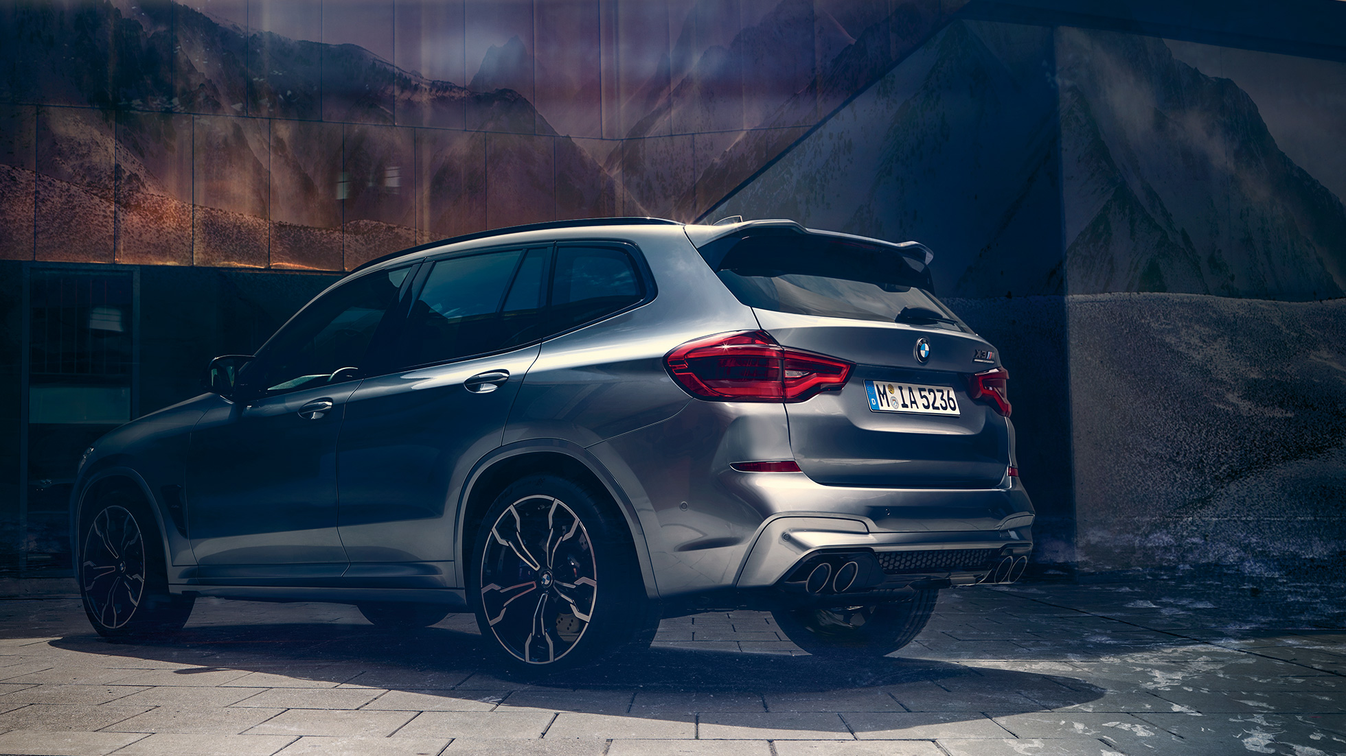 BMW X3 M Competition, vue de profil arrière F97. Extérieur de la BMW X3 M Competition en Donington Grau metallic, vue de profil arrière F97.